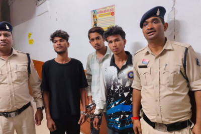 आरोपियों के कब्जे से जप्त किया गया तलवार और चाकू...