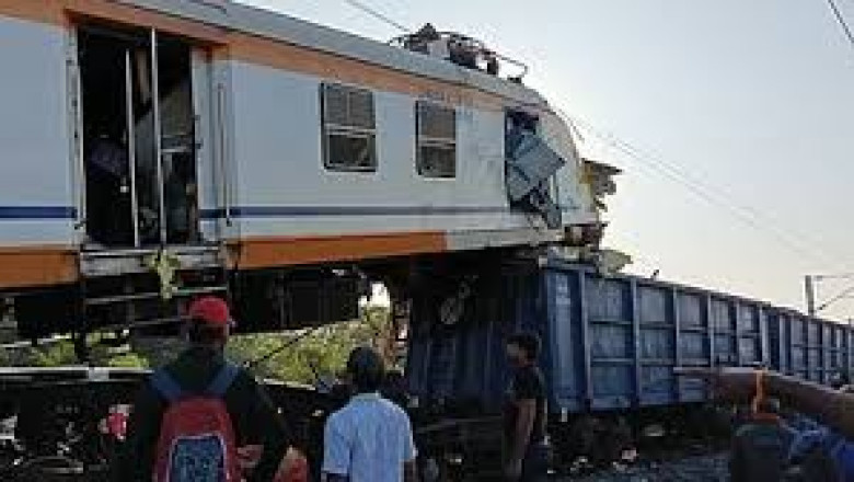 मालगाड़ी से टकराई पैसेंजर ट्रेन : छत्तीसगढ़ के बिलासपुर में बड़ा रेल हादसा, 10 की मौत की आशंका...