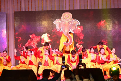 राज्योत्सव के समापन अवसर पर रंगारंग सांस्कृतिक कार्यक्रमों से गूंजा बेमेतरा का ऐतिहासिक मैदान...