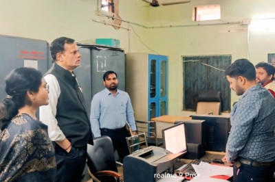 संभागायुक्त श्री सत्यनारायण राठौर ने गुरूर में राजस्व कार्यालयों का किया आकस्मिक निरीक्षण