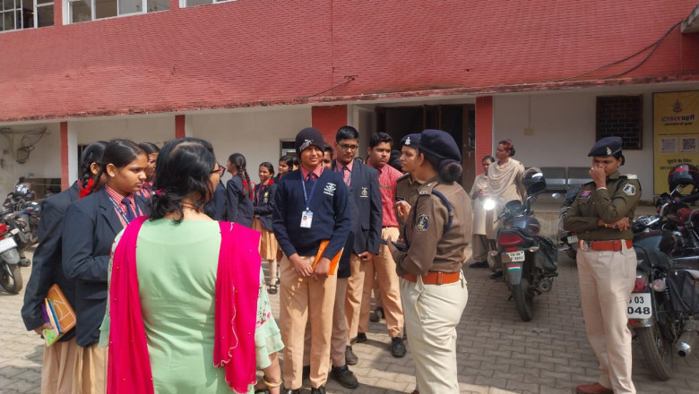 बाल सुरक्षा सप्ताह के अंतर्गत प्रतियोगिता में स्थान प्राप्त करने वाले छात्र-छात्राओं को वरिष्ठ पुलिस अधीक्षक दुर्ग द्वारा प्रशस्ति पत्र देकर  किया गया  सम्मानित...