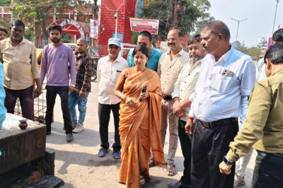 महापौर अलका बाघमार ने चार्ज रोड डामरीकरण कार्य का किया निरीक्षण...