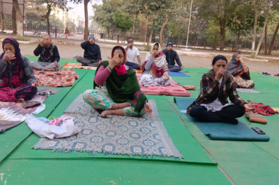 निःशुल्क योग एवं स्वास्थ्य शिविर का लाभ ले रहे तालपुरीवासी....