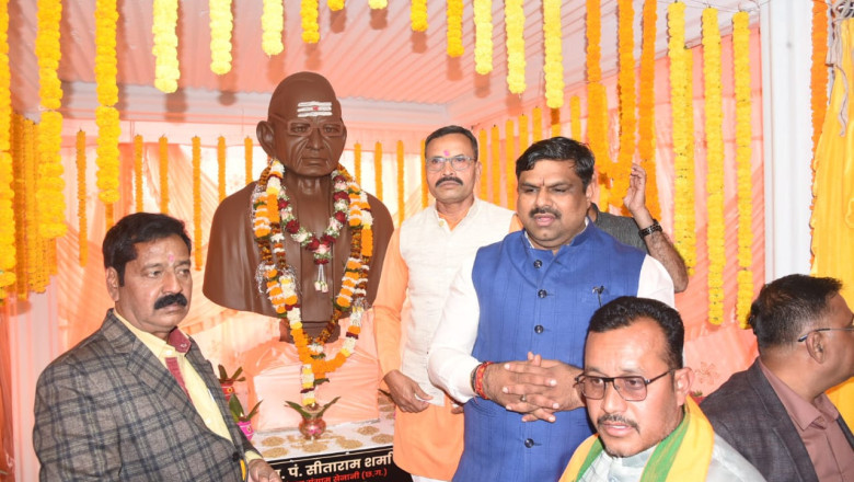 स्कूल शिक्षा मंत्री यादव ने स्वतंत्रता संग्राम सेनानी स्व. पं. सीताराम शर्मा की प्रतिमा का किया अनावरण...