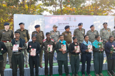 एमएमसी जोन सीसी मेंबर रामधेर सहित 12 ईनामी नक्सलियो ने किया आत्मसमर्पण...