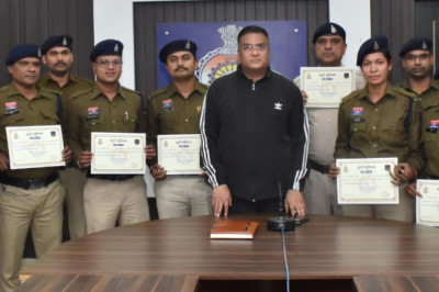 वरिष्ठ पुलिस अधीक्षक द्वारा कार्यरत सीसीटीएनएस/साइबर ऑपरेटर्स को किया गया पुरस्कृत...