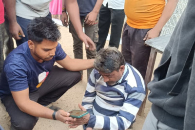 नशे में बाइक चालक अचानक रोड पे गिरा...