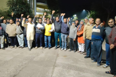 तालपुरी बी-ब्लॉक में खुली जमीन पर प्रस्तावित सघन आवासीय परियोजना के विरोध में कॉलोनीवासियों का जोरदार प्रदर्शन....