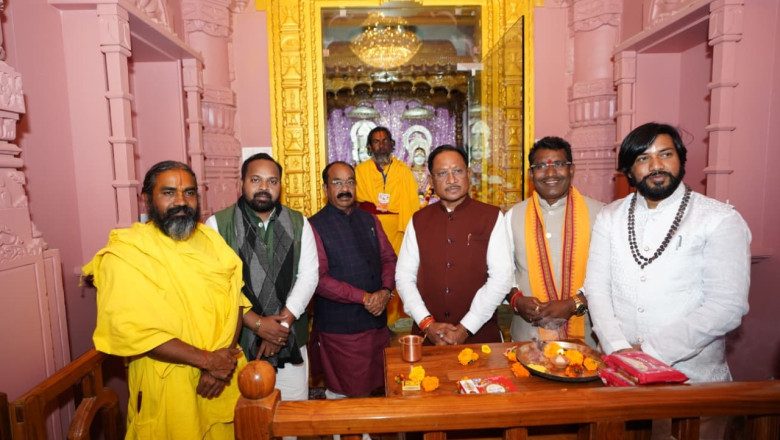 चतुर्भुज सिरकट्टी धाम में नवनिर्मित श्री राम जानकी मंदिर में मुख्यमंत्री श्री विष्णुदेव साय ने  पूजा-अर्चना कर धर्मध्वज की स्थापना की...
