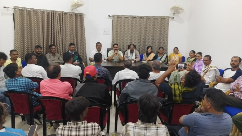 डोंगरगढ़ शहर के द्वारा एक बैठक आयोजित की गई जिसमें निवर्तमान ब्लॉक कांग्रेस कमेटी के अध्यक्ष विजय राज सिंह से मिलने सभी कांग्रेस कार्यकर्ता पहुंचे....