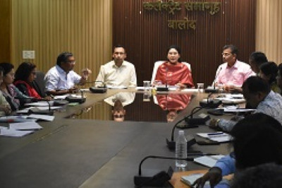 कलेक्टर ने अधिकारी-कर्मचारियों एवं आम जनता के साथ फाइलेरिया की दवाई खाकर आम जनता को दवाई खाने के लिए किया प्रेरित...