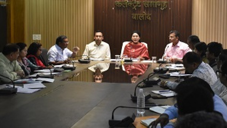 कलेक्टर ने समय-सीमा की बैठक में विभिन्न विभागों के कार्यों की प्रगति की समीक्षा की...