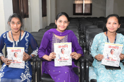 जनसंपर्क विभाग द्वारा प्रकाशित छत्तीसगढ़ जनमन पत्रिका और जी राम जी का ब्रोसर का डिजिटल लाईब्रेरी एवं शासकीय कमला कॉलेज में किया गया नि:शुल्क वितरण