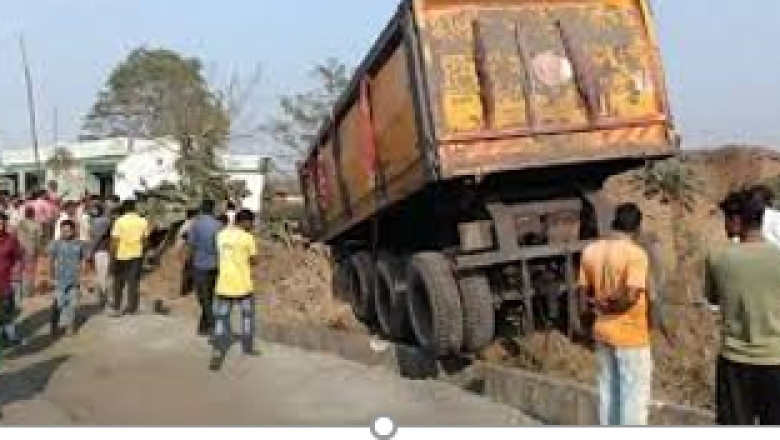 25 वर्षीय युवती की मौत : घर में घुसा तेज रफ्तार ट्रेलर...