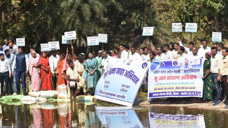 कलेक्टर एवं जिला स्तरीय अधिकारियों ने ग्राम ठेमाबुजुर्ग स्थित तांदुला नदी में पहुँचकर नीर चेतना अभियान के अंतर्गत बोरी बंधान के कार्य में बटाया हाथ...