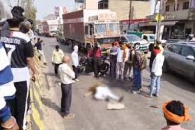 अंतिम संस्कार से लौट रहे थे घर,ट्रक की चपेट में आने से मां-बेटी की मौत...