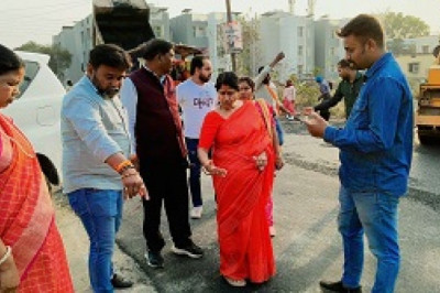 गुणवत्ता से समझौता नहीं : वार्ड 48 पुलिस लाइन में चल रहे सड़क डामरीकरण कार्य का महापौर अलका बाघमार ने किया निरीक्षण...