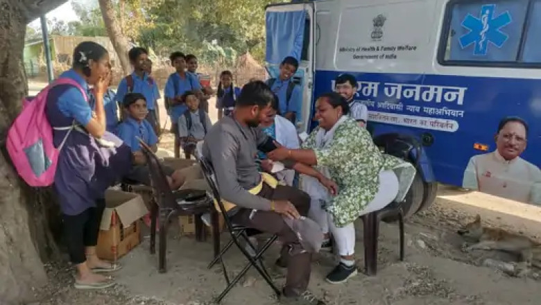 छत्तीसगढ़ के दुर्गम इलाकों में मोबाइल मेडिकल यूनिट से इलाज:दूरस्थ गांवों में डॉक्टरों की टीम पहुंची, 40 हजार से ज्यादा मरीजों का किया इलाज
