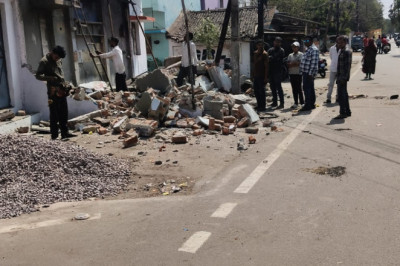 नोटिस की अनदेखी पड़ी भारी, नशाखोरी के अड्डे पर चला प्रशासन का बुलडोजर...