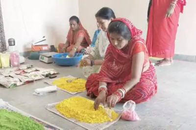 सूखे फूलों को पीसकर तैयार कर रहीं रंग, पालक और हल्दी-चंदन से बन रहा देसी गुलाल