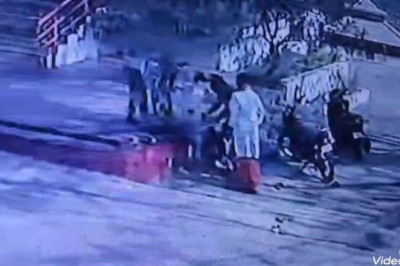 नशे में धुत युवकों ने पुजारी और सेवादारों से की मारपीट, घटना CCTV में कैद