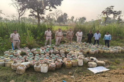 अवैध शराब निर्माण का भंडाफोड़, पुलिस ने झाड़ियों और लंबी घास में छुपाकर रखे 6000 किलो महुआ लाहन किया बरामद