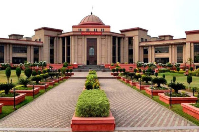 छात्रों से रंगाई-पुताई कराने का मामला: प्राचार्य को हटाने की जानकारी, आरटीई सीट घटने पर सचिव से हलफनामा तलब