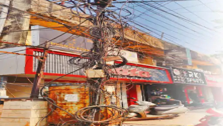 100 रुपए किराये के चक्कर में खतरा: शहर के बिजली खंभों पर केबल का जाल