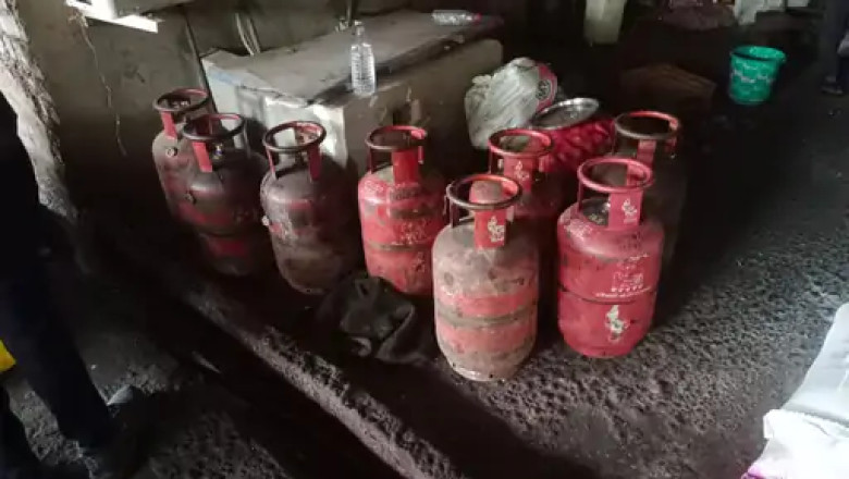 रायपुर में खाद्य विभाग की बड़ी कार्रवाई: होटल में रेड, घरेलू एलपीजी की कालाबाजारी का खुलासा; 350 से अधिक गैस सिलेंडर जब्त