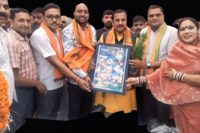 आज दुर्ग लोकसभा के लोकप्रिय सांसद विजय बघेल जी के जन्मदिन के शुभ अवसर पर भारतीय जनता पार्टी उतई मंडल अध्यक्ष  शीतला ठाकुर जी के नेतृत्व में मिठाई एवं केक काटकर उनके निवास में जन्मदिन मनाया गया ...