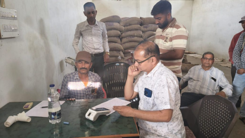 सरकारी राशन दुकान से चावल की हेराफेरी, सरपंच और ग्रामीणों ने चावल से लदी वाहन को पकड़ा, खाद्य विभाग जांच में जुटा