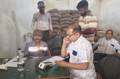 सरकारी राशन दुकान से चावल की हेराफेरी, सरपंच और ग्रामीणों ने चावल से लदी वाहन को पकड़ा, खाद्य विभाग जांच में जुटा