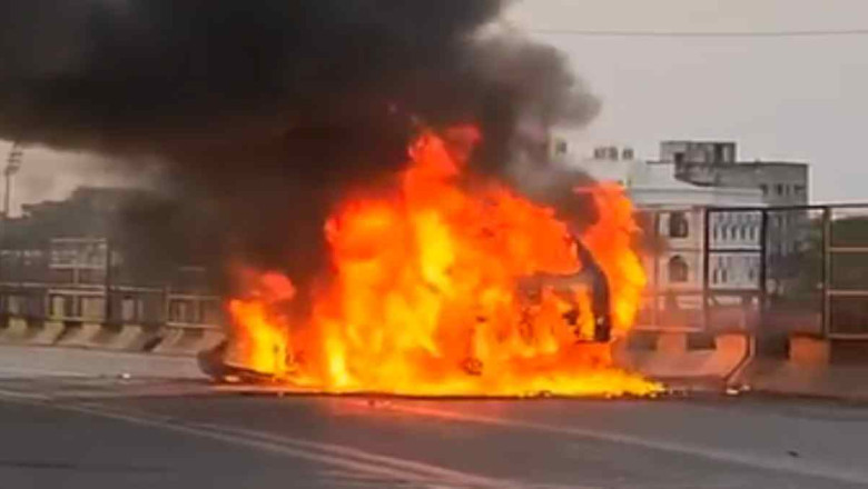 कार में अचानक भड़की आग, ड्राइवर ने कूदकर खुद को बचाया