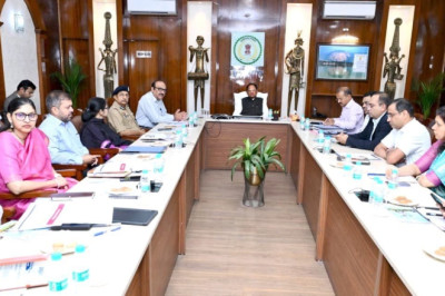 मुख्यमंत्री श्री विष्णु देव साय ने वीडियो कॉन्फ्रेंसिंग से अधिकारियों की बैठक लेकर जमाखोरी और कालाबाजारी पर सख्ती से कार्रवाई करने के दिए निर्देश