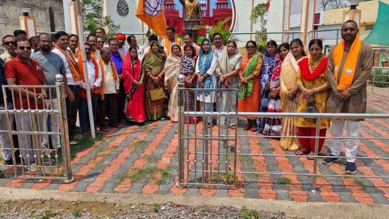 उतई मंडल में धूमधाम से मनाया गया भाजपा का स्थापना दिवस, मंडल अध्यक्ष शीतला ठाकुर ने राष्ट्र सेवा का दिया संदेश