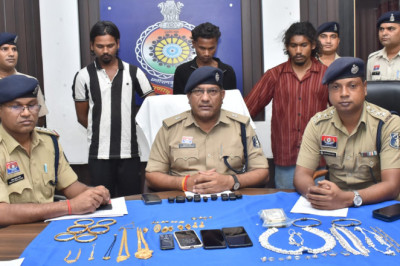 अमलेश्वर पुलिस की बड़ी सफलता: सूने मकान में चोरी का खुलासा, 3 आरोपी गिरफ्तार; 8.22 लाख की संपत्ति बरामद
