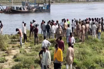 वृंदावन हादसा-11 श्रद्धालुओं की मौत, 4 लापता:यमुना से बेटे की लाश निकली तो बुजुर्ग पिता फफक पड़े; 250 गोताखोर रेस्क्यू में जुटे