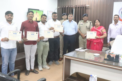 आत्महत्या का प्रयास करने वाले युवक की जान बचाने वाले जनप्रतिनिधियों को पुलिस अधीक्षक द्वारा किया गया सम्मानित....!