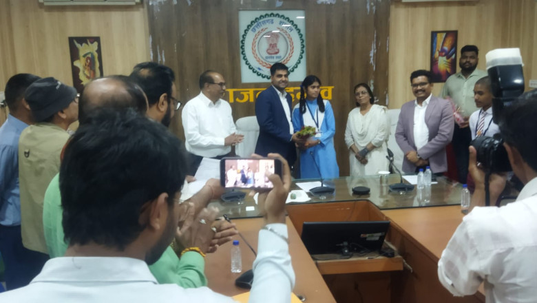 शासकीय हायर सेकंडरी स्कूल सुरगी के छात्र गजेन्द्र साहू  12 वीं राजनांदगांव जिले में टापर