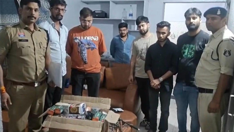 नशे के खिलाफ दुर्ग पुलिस की लगातार कार्यवाही जारी,फ्लैट में अवैध रूप से हुक्का संचालन पर पुलिस की कार्रवाई, 06 आरोपी गिरफ्तार, हुक्का सामग्री जप्त...