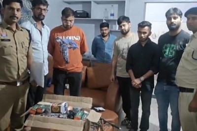 नशे के खिलाफ दुर्ग पुलिस की लगातार कार्यवाही जारी,फ्लैट में अवैध रूप से हुक्का संचालन पर पुलिस की कार्रवाई, 06 आरोपी गिरफ्तार, हुक्का सामग्री जप्त...