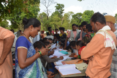 आदिवासी किसान रैनु राम को मिला भूमि अधिकार, खुशियों से खिला चेहरा