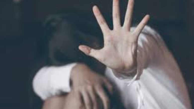 नाबालिग छात्रा को ब्लैकमेल कर दोबारा संबंध बनाने का दबाव बनाया, दूसरी लड़की से शादी की, अरेस्ट