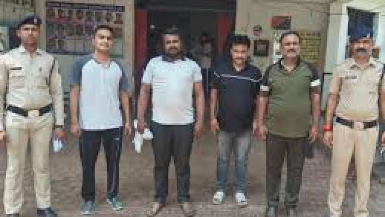 दुर्ग में ऑनलाइन IPL सट्टा गिरोह पकड़ा गया: 7 आरोपी अरेस्ट, मोबाइल और कैश जब्त