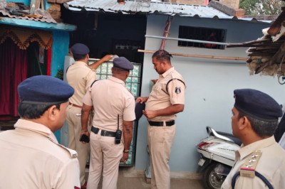 दुर्ग में सुबह-सुबह पुलिस का छापा, असामाजिक तत्वों पर शिकंजा; हथियार और गांजा जब्त