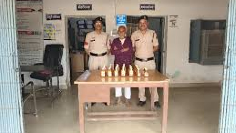 दुर्ग पुलिस की कार्रवाई जारी: अवैध शराब बेचते 60 वर्षीय आरोपी गिरफ्तार