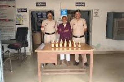 दुर्ग पुलिस की कार्रवाई जारी: अवैध शराब बेचते 60 वर्षीय आरोपी गिरफ्तार
