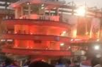 रायपुर IPL में अव्यवस्था का आरोप: दीवार कूदकर अंदर घुसे फैंस, पुलिस ने किया लाठीचार्ज
