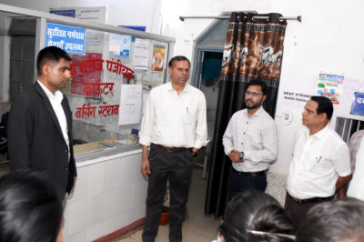 छुरिया में संभागायुक्त का औचक निरीक्षण: स्वास्थ्य केंद्रों की सफाई पर नाराजगी, निर्माण कार्य शीघ्र पूर्ण करने के निर्देश