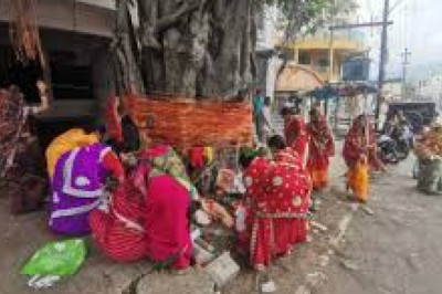 वट सावित्री व्रत आज: सुहागिन महिलाओं ने पति की लंबी उम्र के लिए रखा उपवास